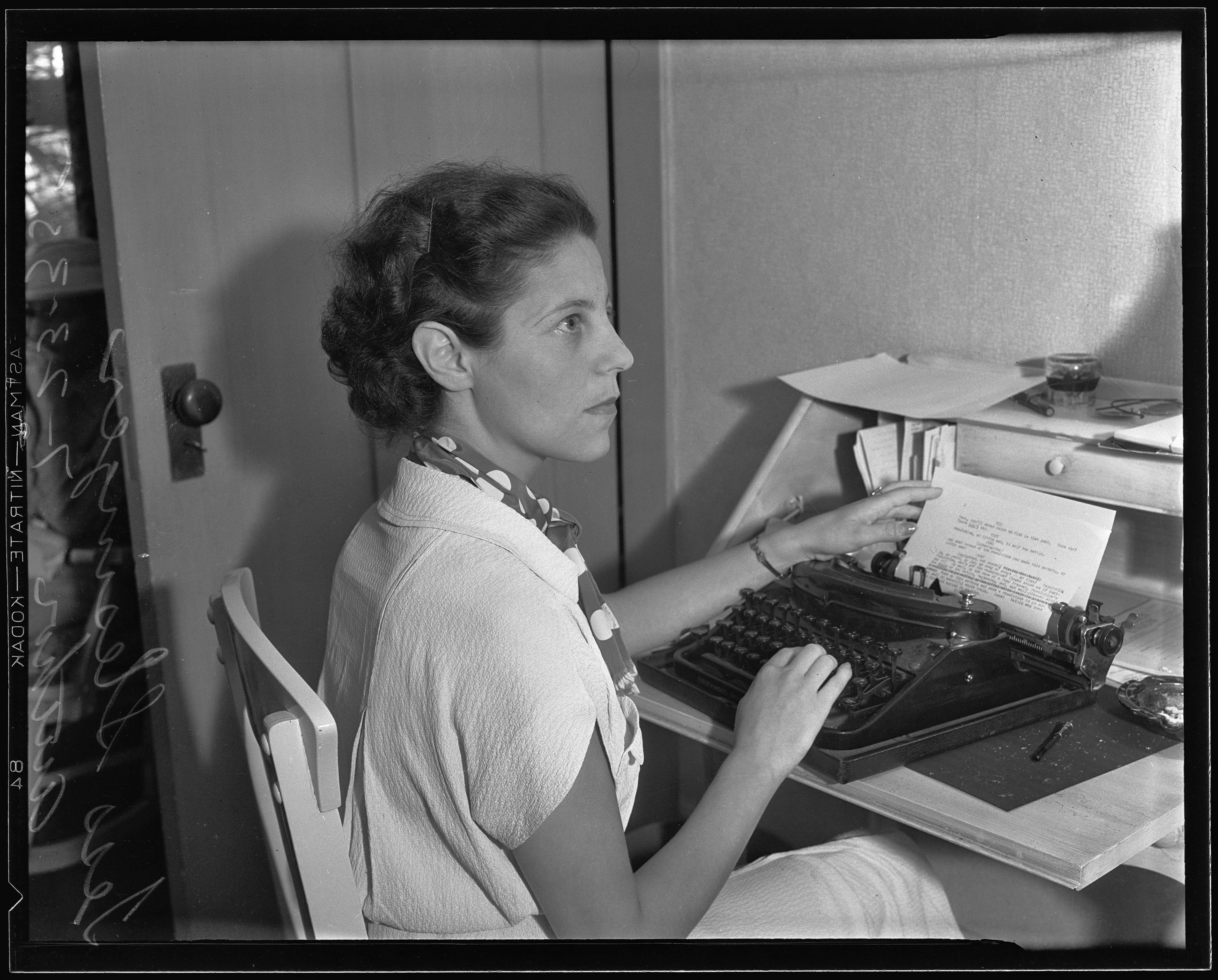 Tess Slesinger seduta alla sua macchina da scrivere, Hollywood, 1935.<br>
© UCLA, Library Special Collections, Charles E. Young Research Library.
